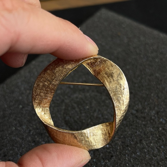 Vintage Accessocraft N.Y.C. Brooch Gold Tone Folded Circle Ribbon - Picture 6 of 6